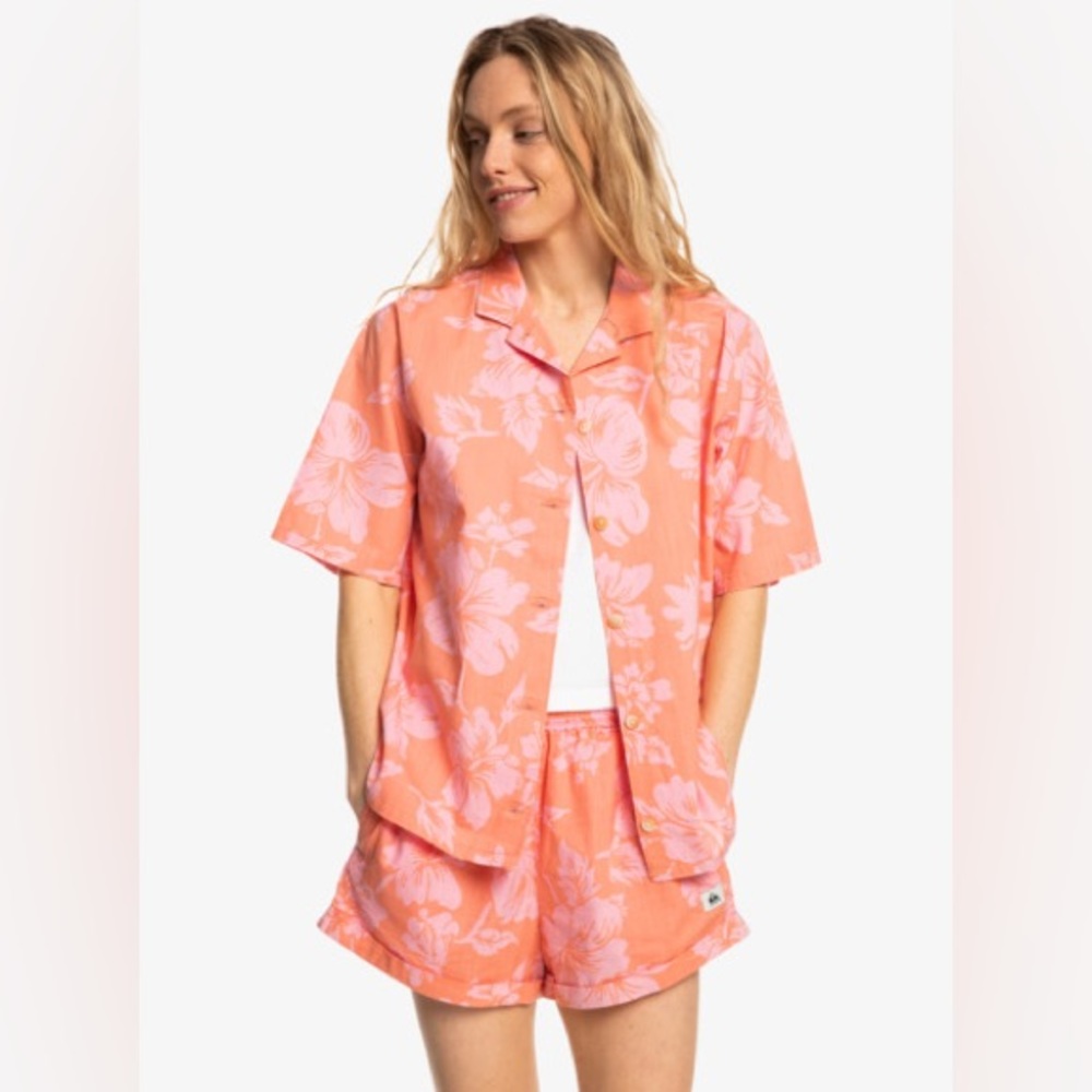 Quiksilver Women’s on vacation Peach pink short sleeve shirt.